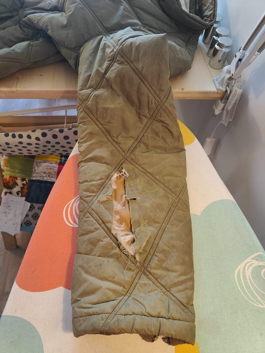 Manche de blouson matelassé déchirée, rembourrage apparent