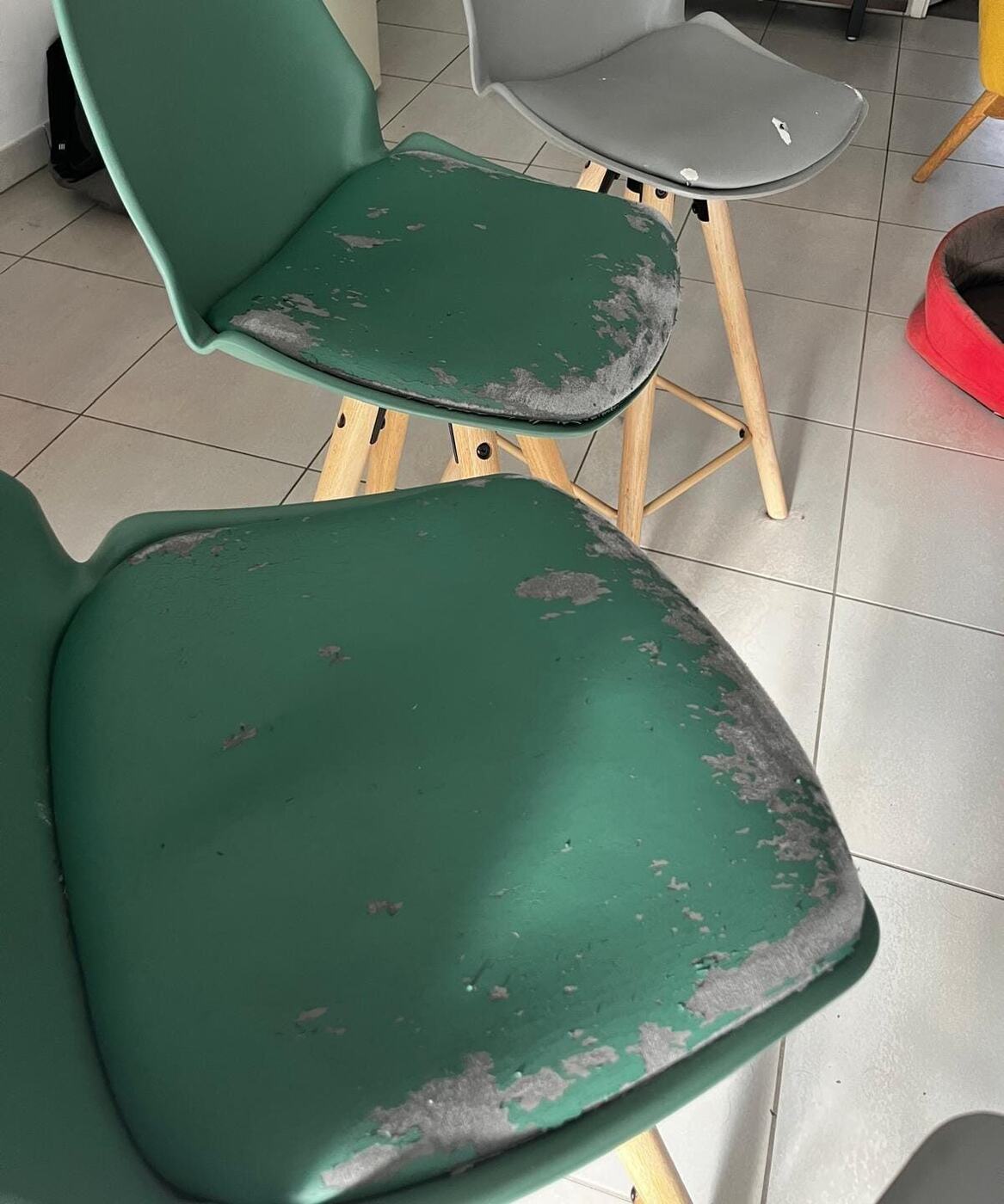 Assise de chaise verte au revêtement écaillé