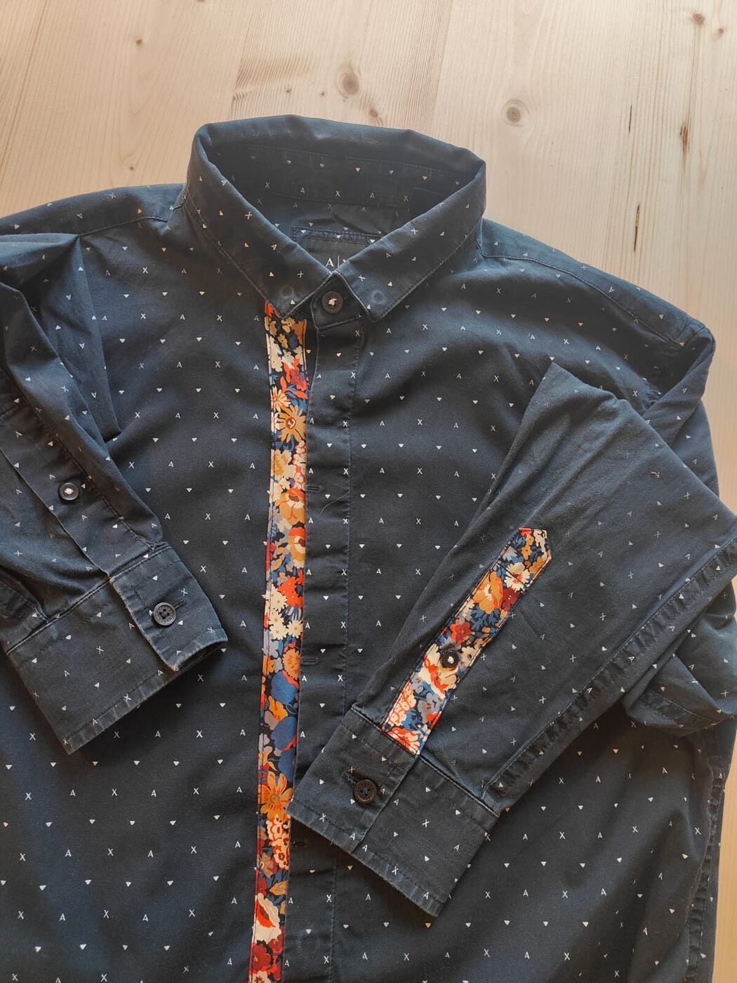 Même chemise avec une patte de boutonnage et une patte de manche en tissu fleuri