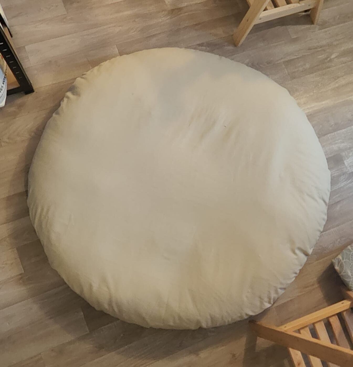 Le même coussin rond refait, housse neuve et lisse