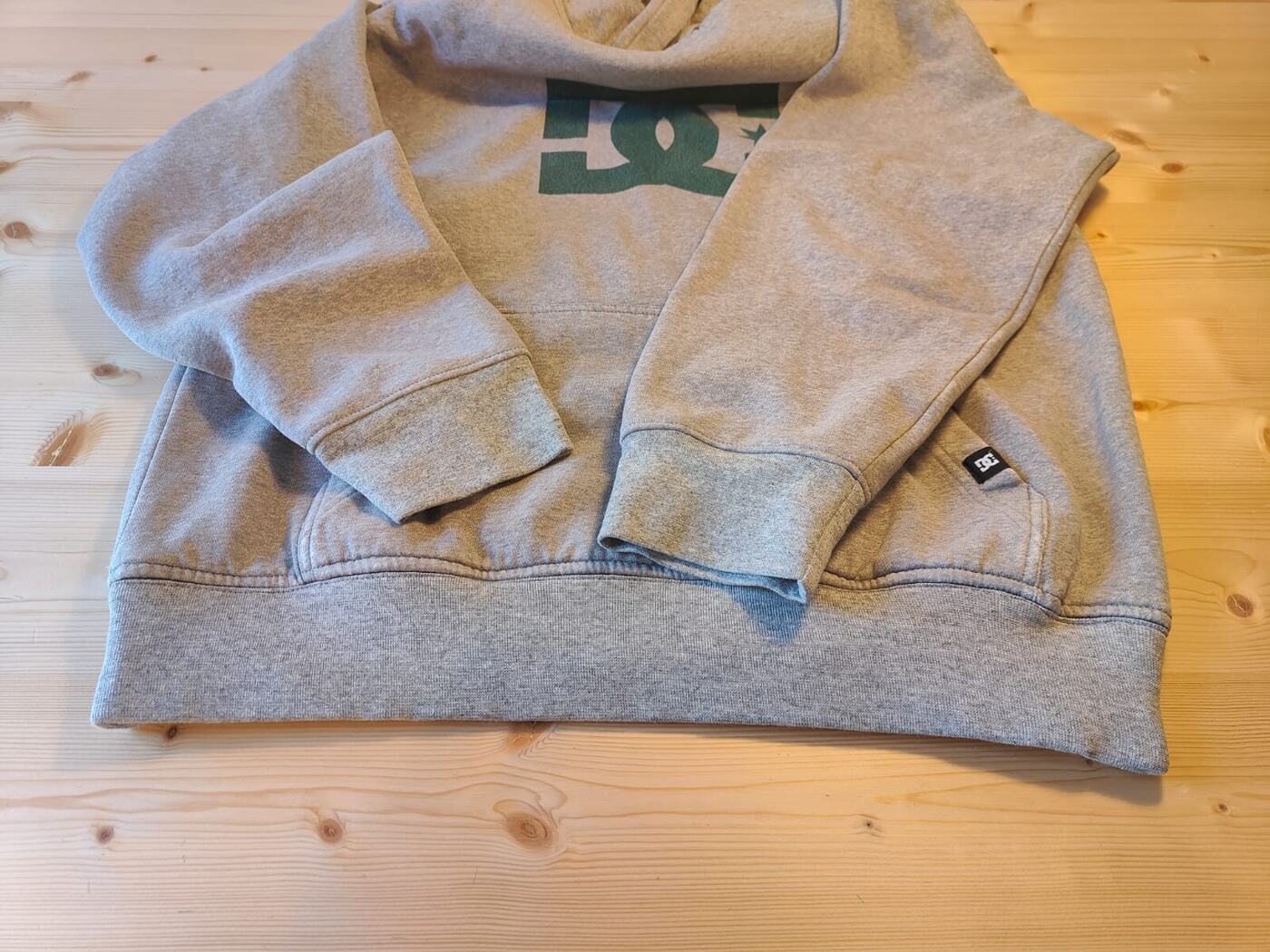 Le même sweat avec des poignets et une bordure en bord-côte neufs