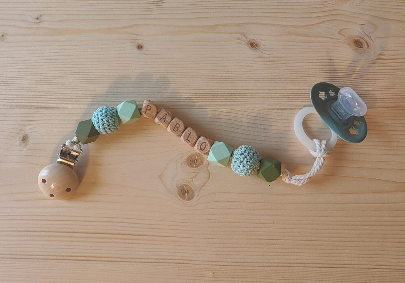 Attache-tétine en perles de bois et de silicone, avec un prénom en lettres