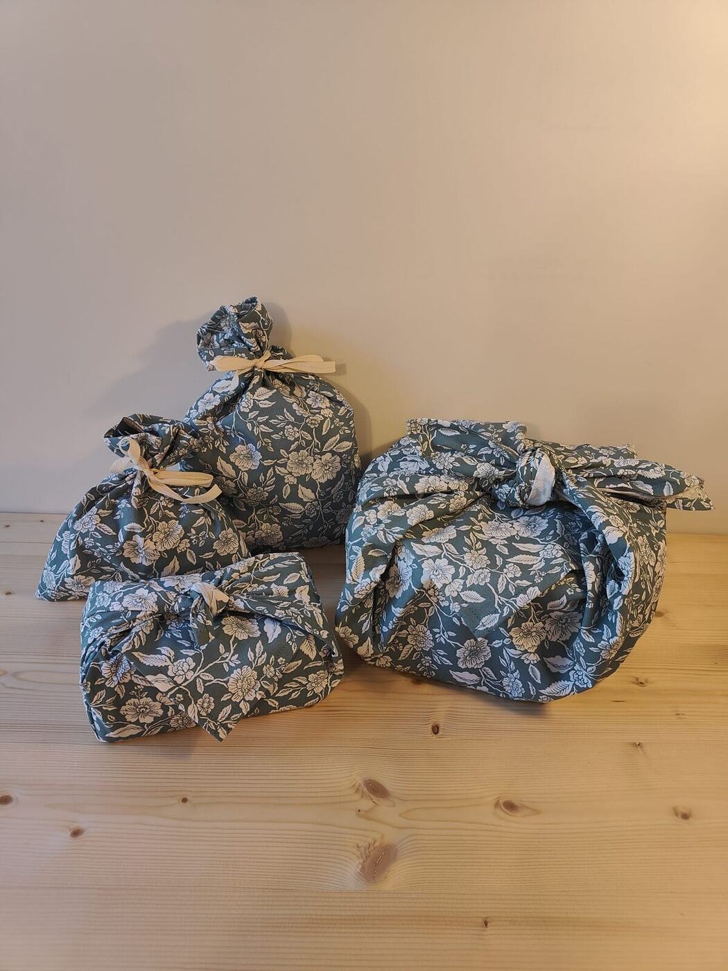 Cadeaux emballés dans des furoshikis en tissu à fleurs bleu