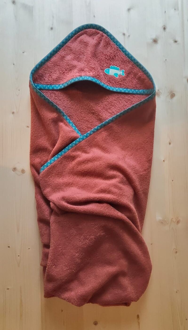 Sortie de bain à capuche en éponge terracotta bordée d'un biais turquoise
