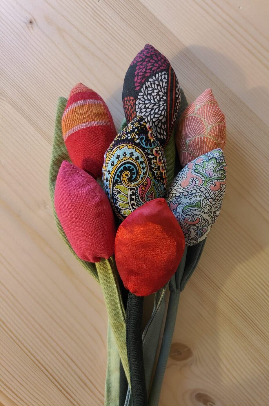 Bouquet de tulipes en tissus imprimés variés, tiges vertes